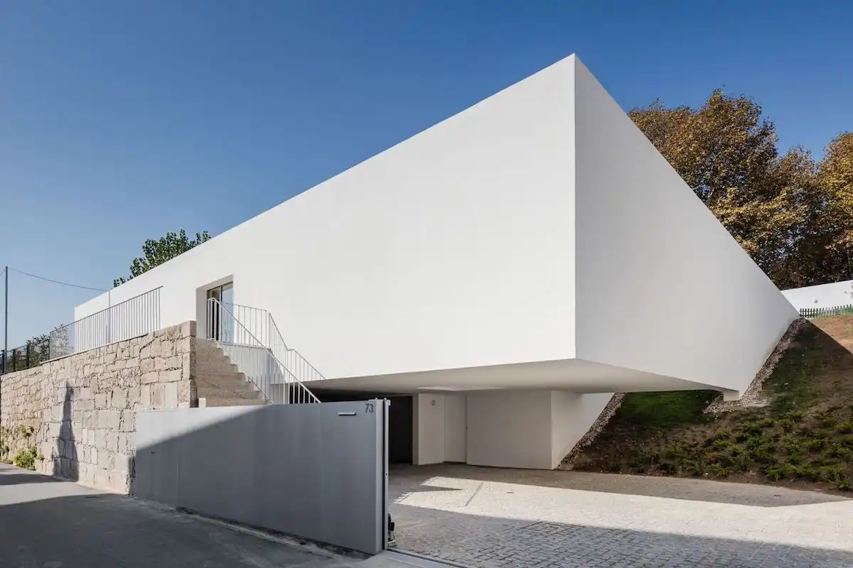 A triangular house in Famalicão