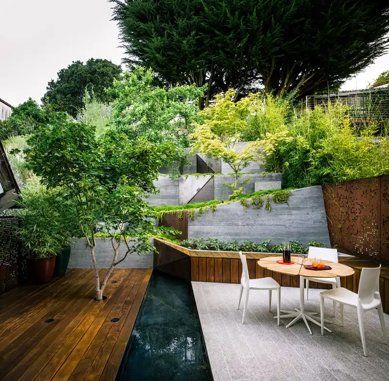 Contemporary urban garden in Californa house by Mary Barensfeld Architecture - water feature