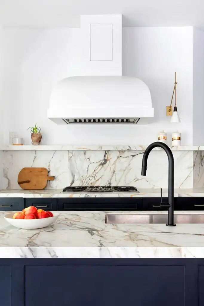 Contrasting Elements Highlight this Modern Kitchen Decor