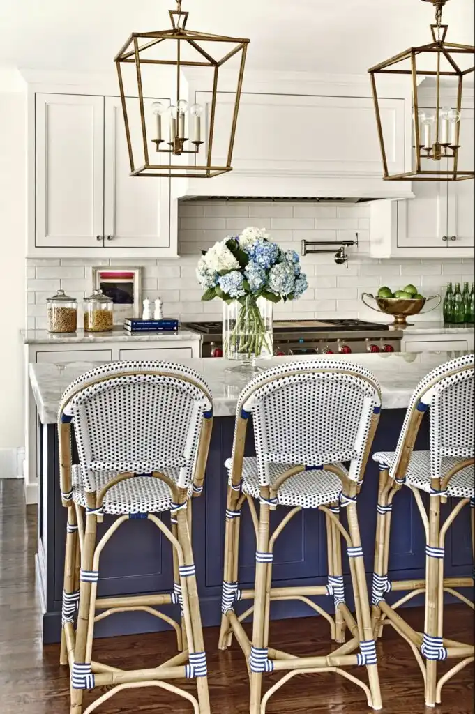 Contrasting Elements in this Modern Kitchen Decor