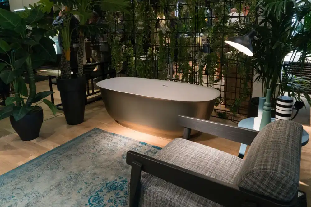 Stylish Bathrooms With Rounded And Curved Bathtubs