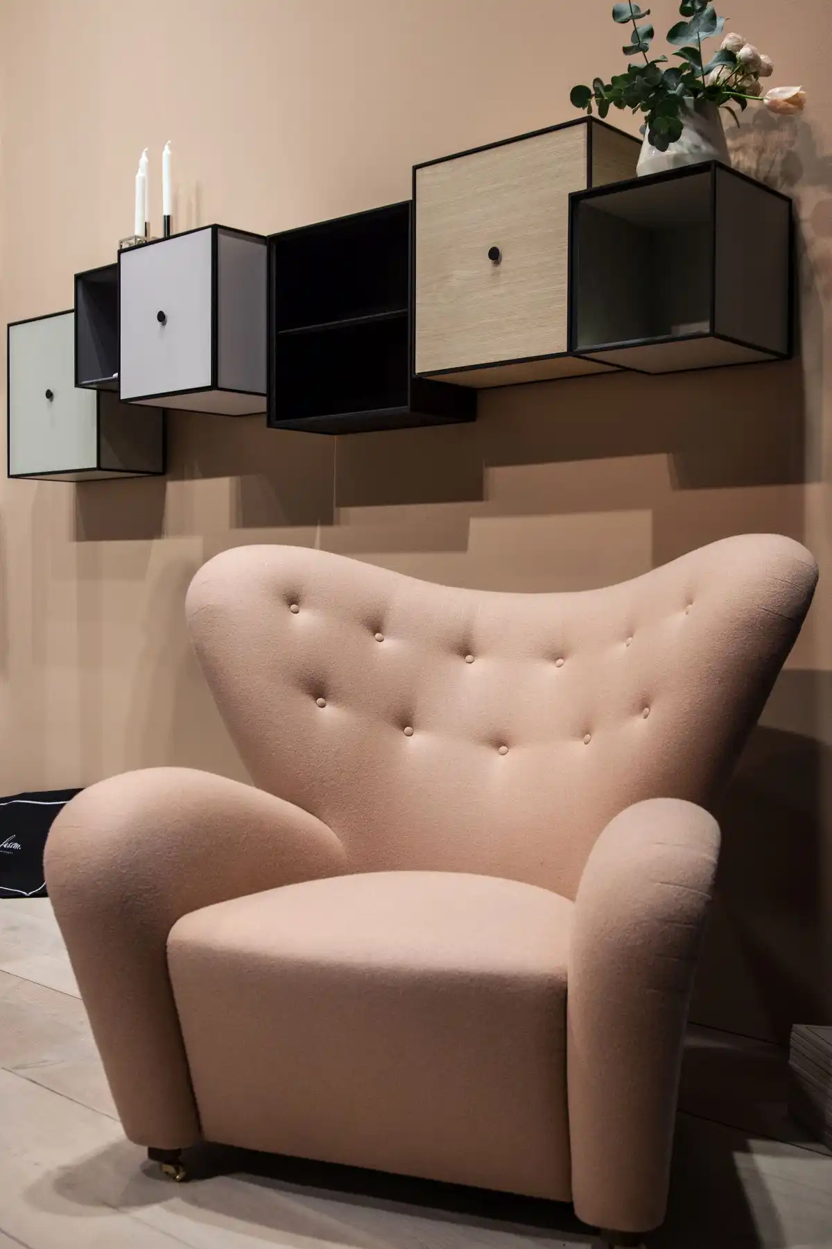 Curved armchair with a tufted model