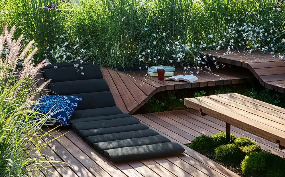 Curved deck creating comfortable seating