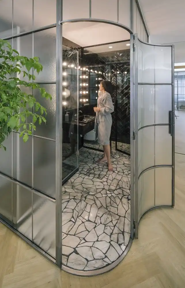 Curving lines and a glamorous design create a wonderful bathroom.