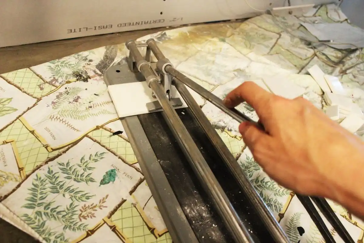 Cut the tile without moving
