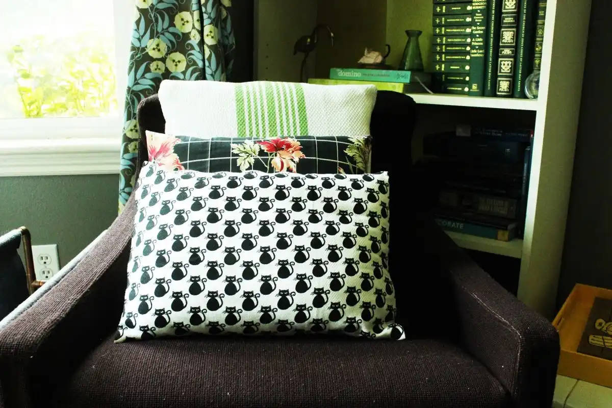 DIY Dish Towel Pillows DIY project because you can change