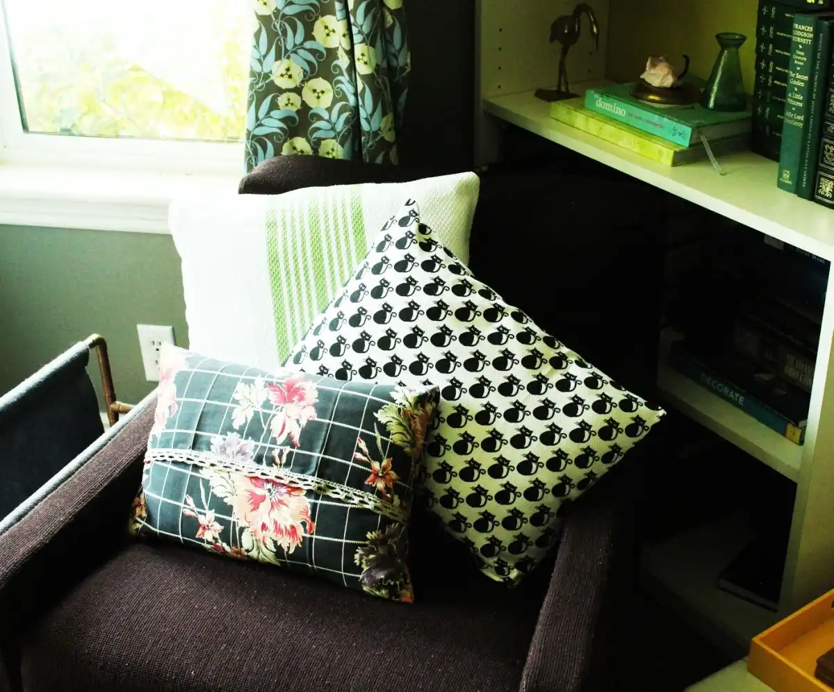 DIY Dish Towel Pillows Dish towels may not sound sophisticated