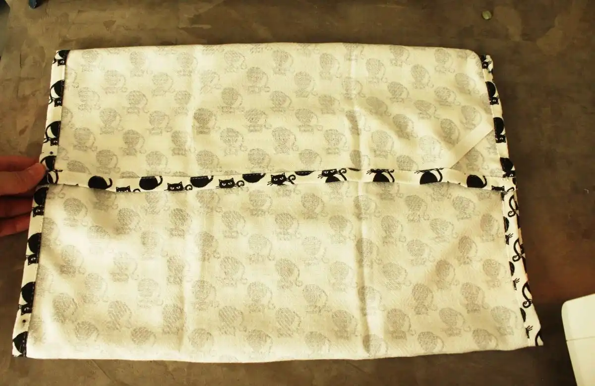 DIY Dish Towel Pillows Lay the dish towel flat