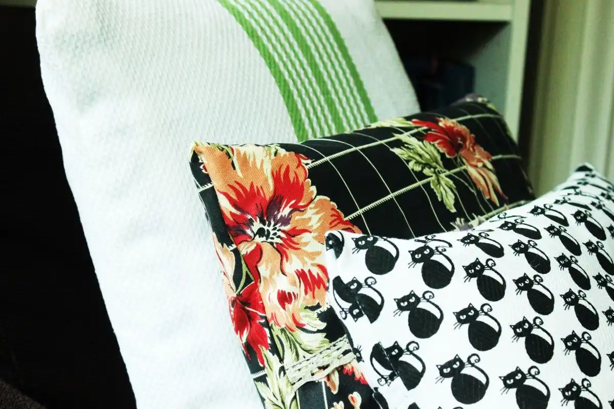 DIY Dish Towel Pillows good idea to choose dish towels