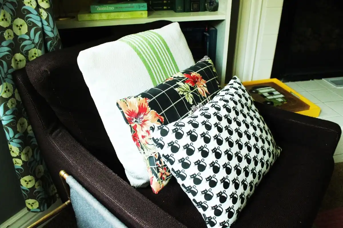 DIY Dish Towel Pillows simple ways to create an envelope pillow