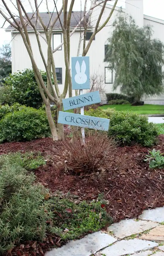 26 schattige paasdecoratie-ideeën die u zelf kunt maken 23 DIY Easter Sign for outdoor