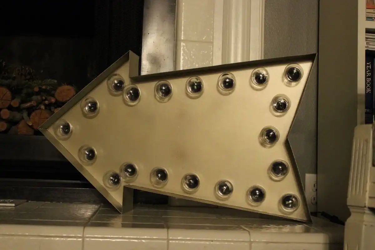 DIY Marquee Sign Bulb Lights