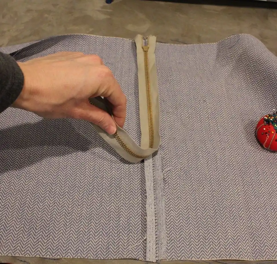 DIY Pouf Ottoman Cube - place your zipper face-down