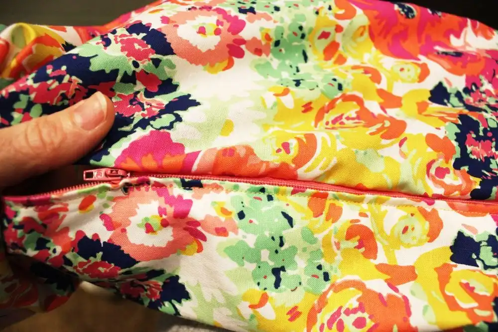 DIY Sew a Bolster Pillow notice that one side of your zipper looks great