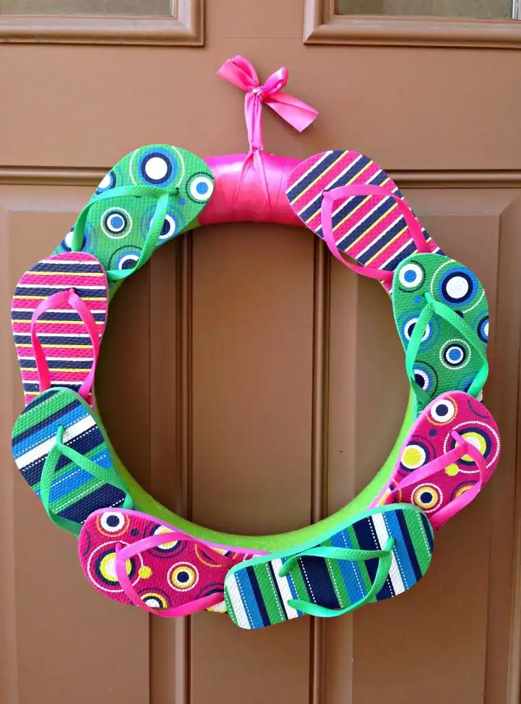 25 DIY Wreaths to Decorate Your Front Door This Summer