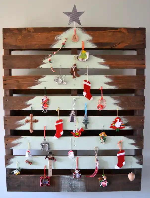 DIY pallet Christmas Tree Paint