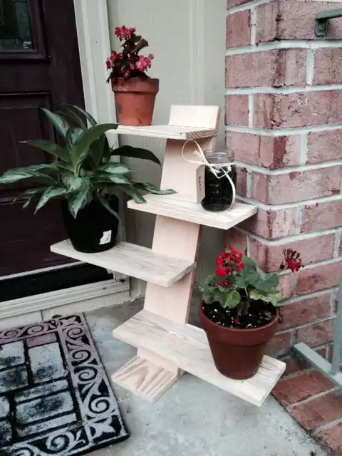 DIY pallet plant stand