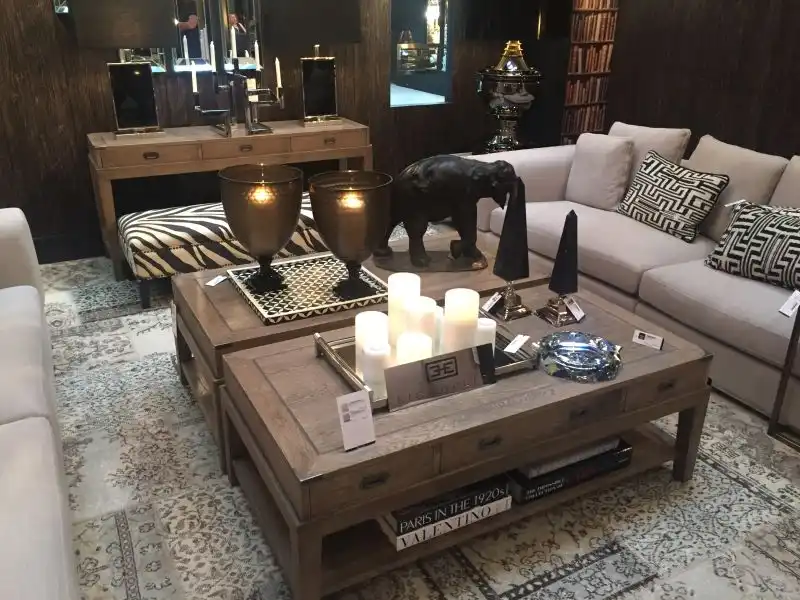 Decorate the coffee table with accessories