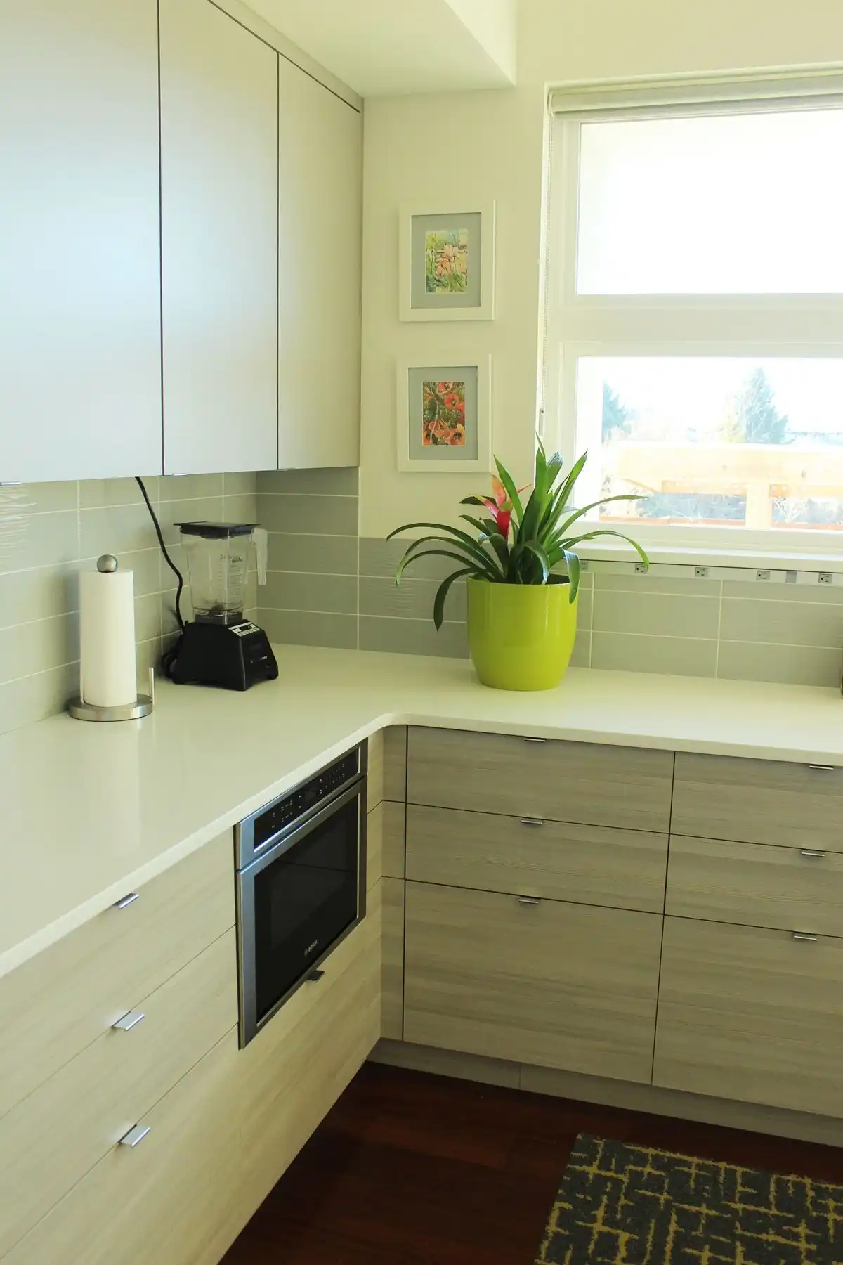 Decorating a contemporary Kitchen with solid colors