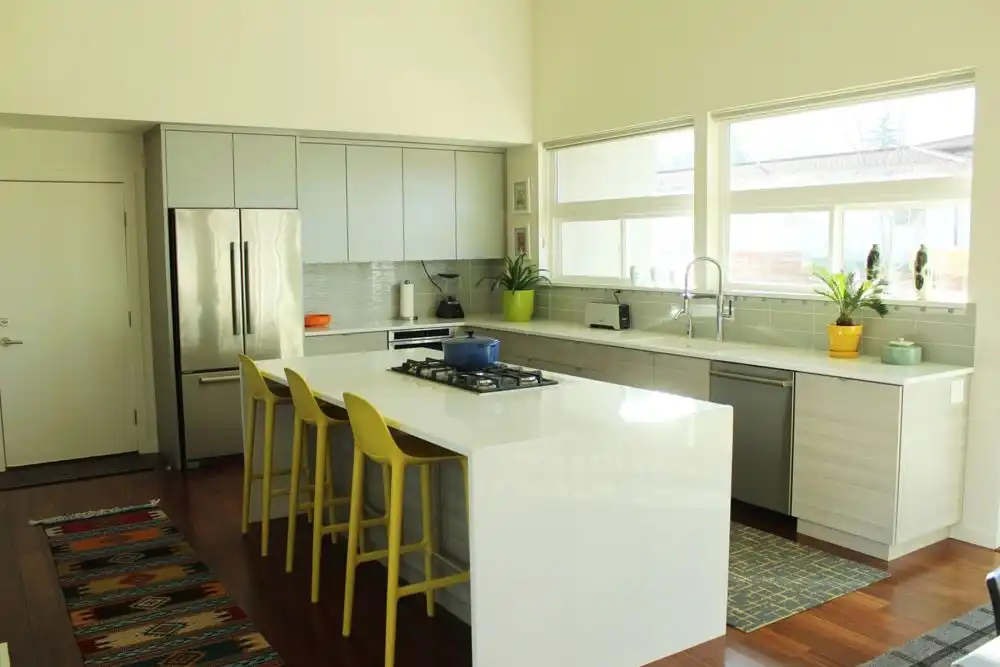 Decorating a contemporary Kitchen