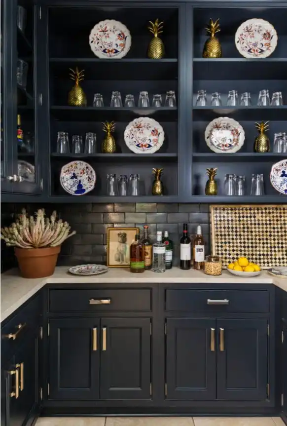 Decorating a dark kitchen with gold pineapples