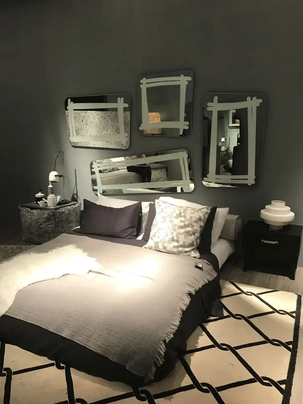 Decorating the wall behind the bed with mirrors