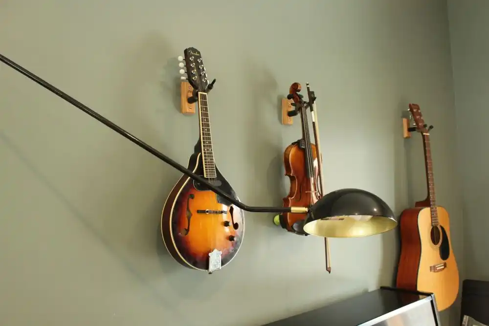 Decorating with guitars the walls