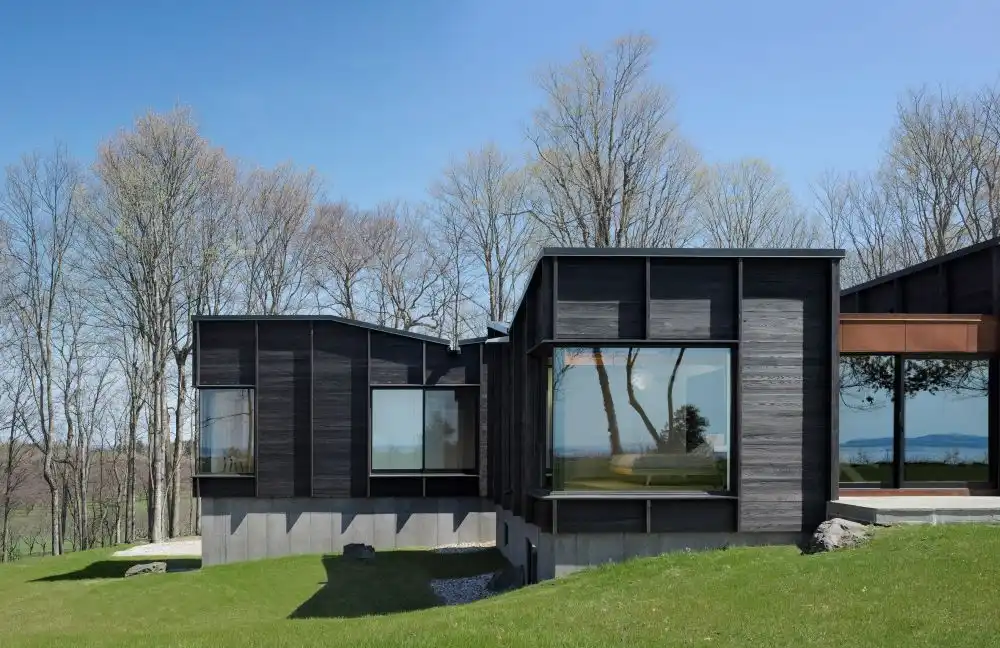 The internal spaces are organized into several volumes, each oriented towards a particular view