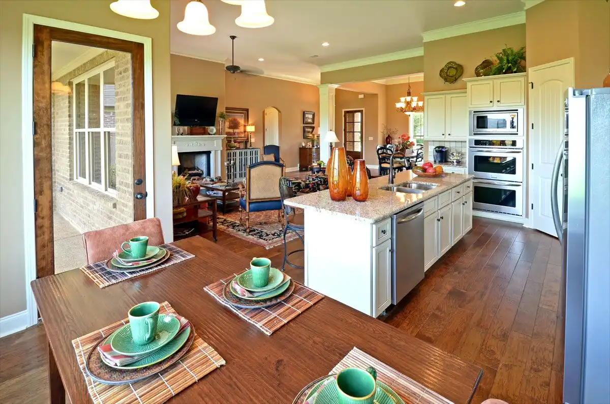 Dining room Incorporate analogous colors for a feng shui decor
