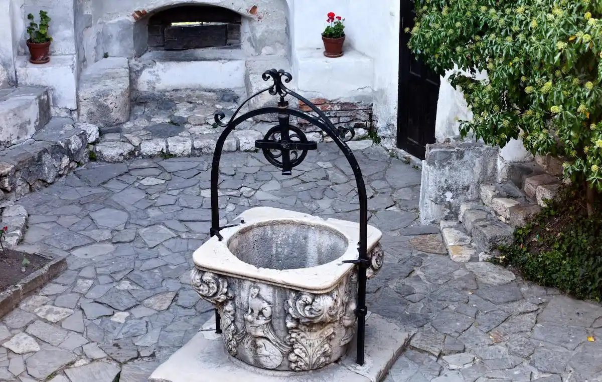 A small wishing well can be found in the courtyard. It's decorated with ornaments typical for the architectural style of the castle