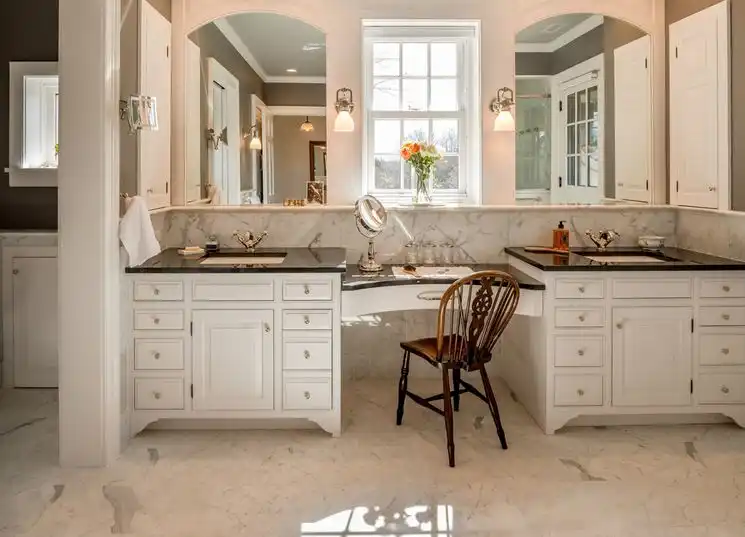 Dressing table between two vanities
