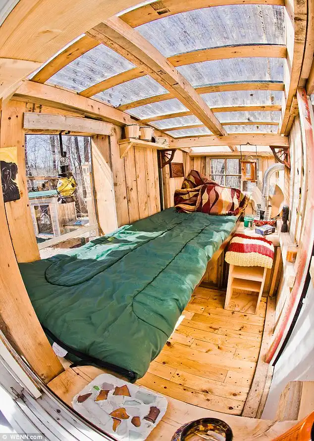 Eco-friendly micro houses made from household junk interior