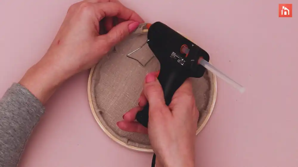 Embroidery hoop clock Step 1 12