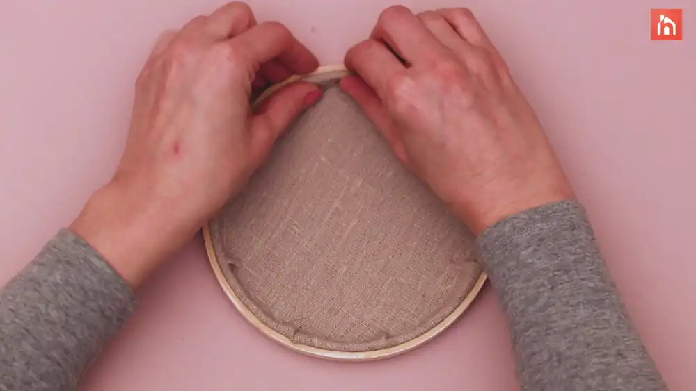 Embroidery hoop clock Step 1 13