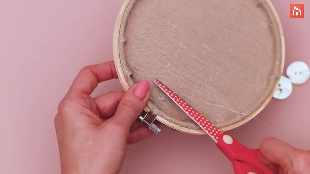 Embroidery hoop clock Step 1 22
