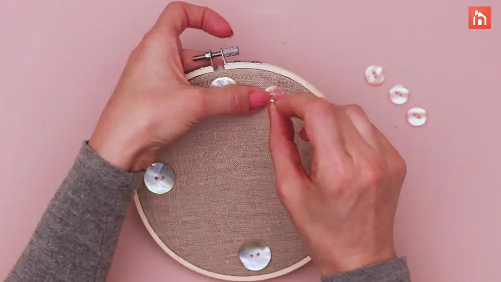 Embroidery hoop clock Step 1 25