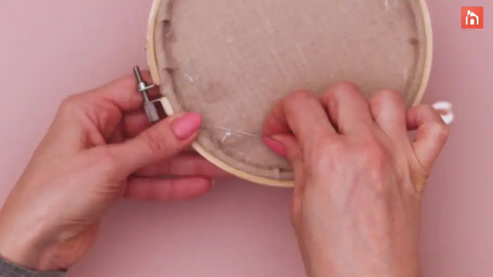Embroidery hoop clock Step 1 27
