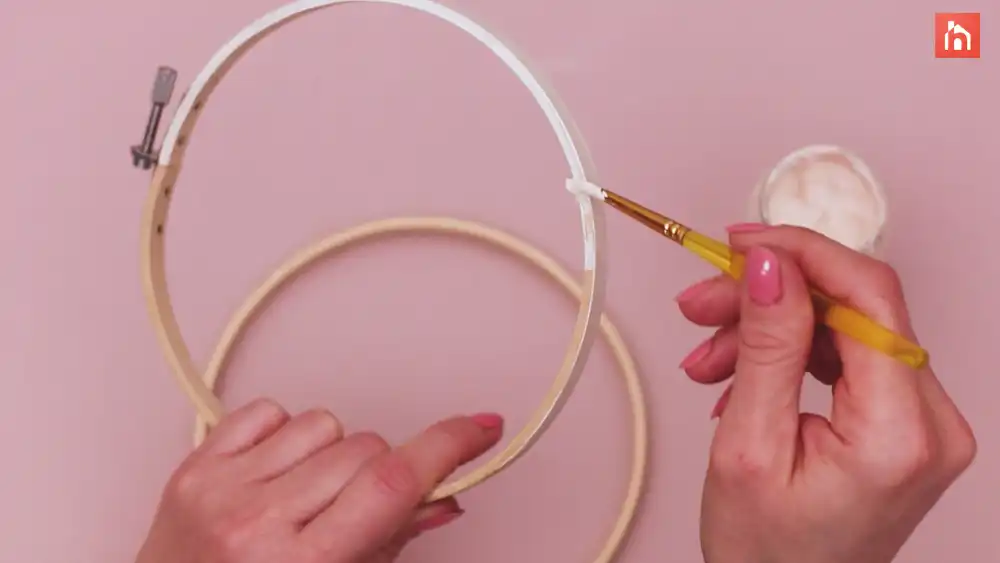 Embroidery hoop clock Step 1 3