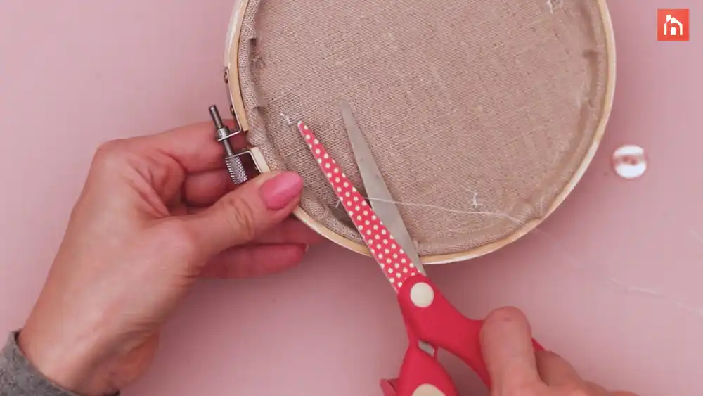 Embroidery hoop clock Step 1 31