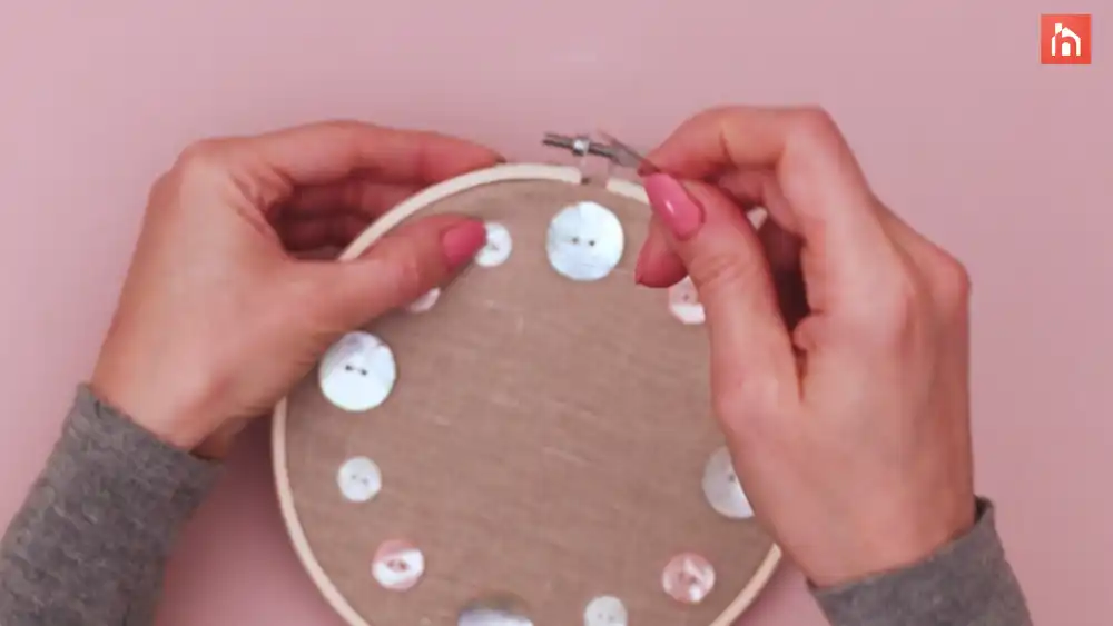 Embroidery hoop clock Step 1 34