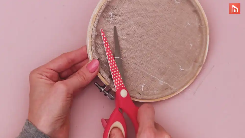 Embroidery hoop clock Step 1 39