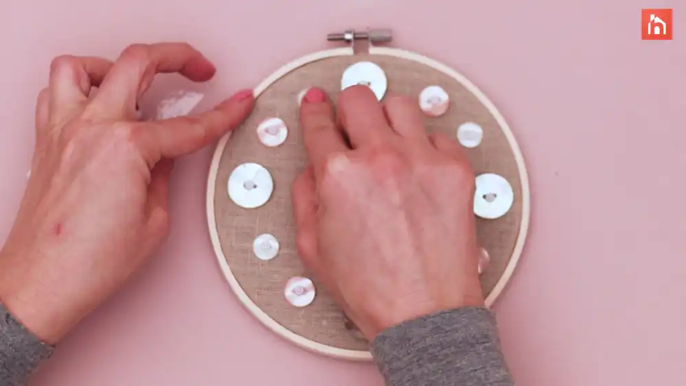 Embroidery hoop clock Step 1 44