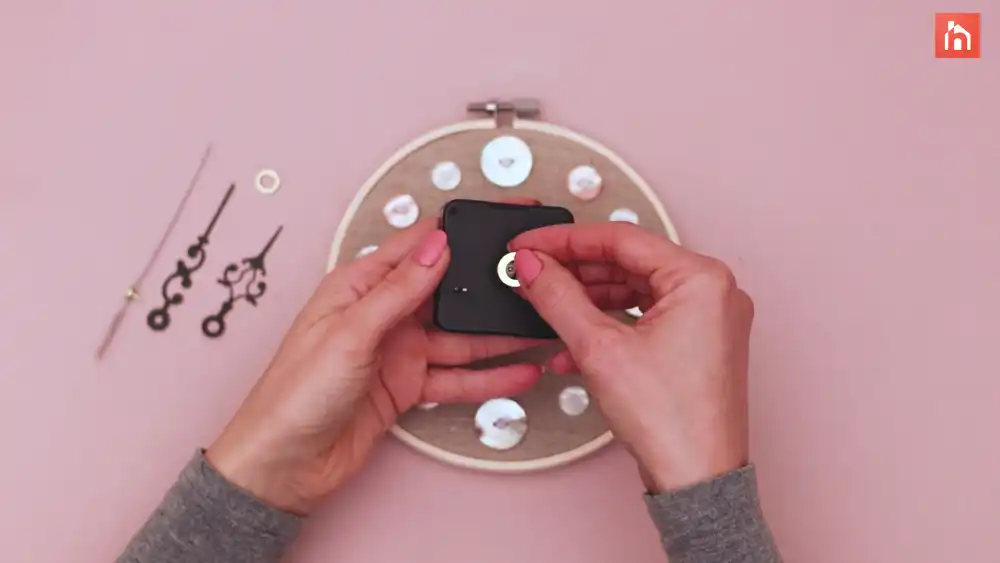 Embroidery hoop clock Step 1 47