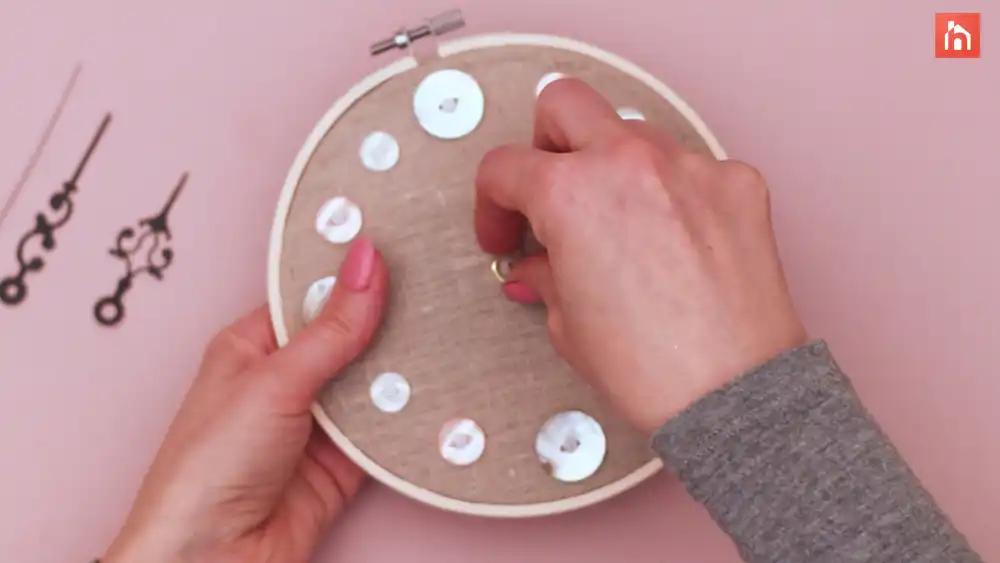 Embroidery hoop clock Step 1 49