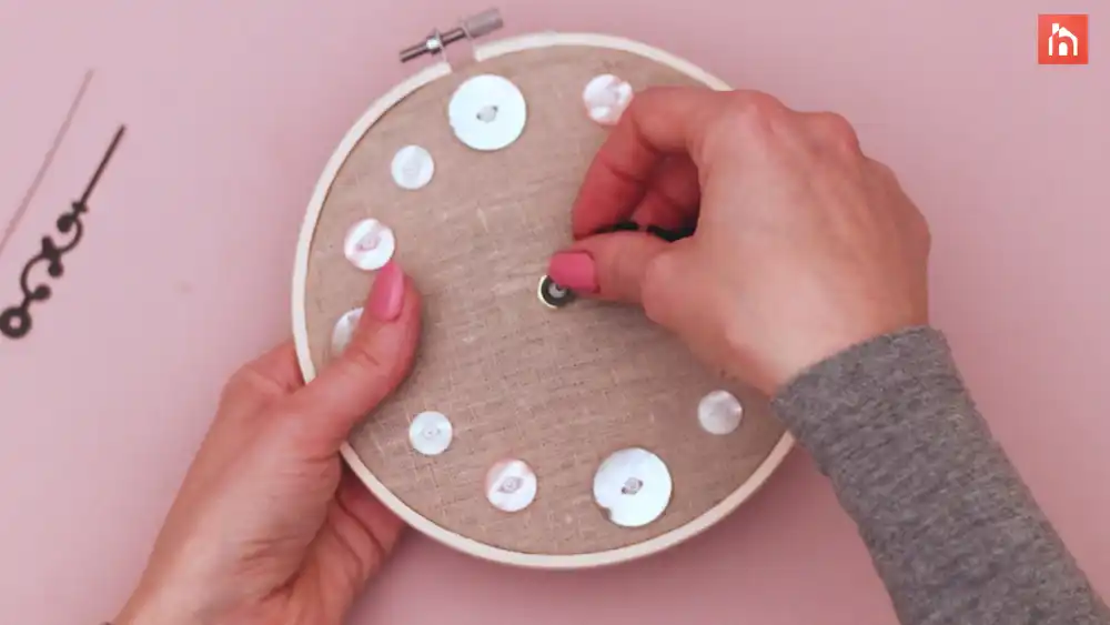 Embroidery hoop clock Step 1 50