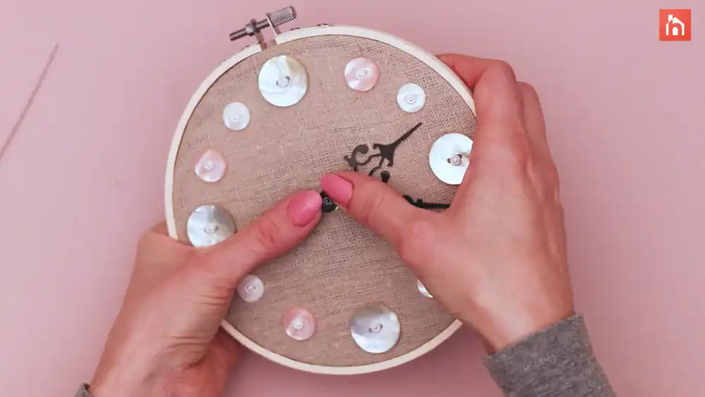 Embroidery hoop clock Step 1 51