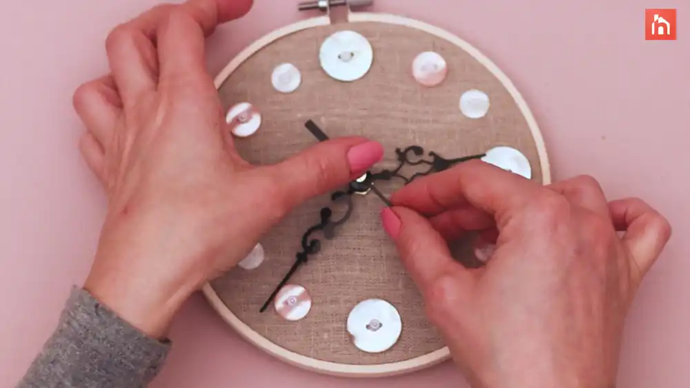 Embroidery hoop clock Step 1 52