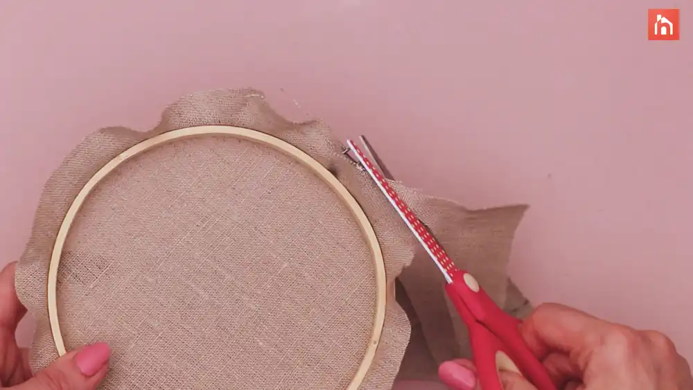 Embroidery hoop clock Step 1 9