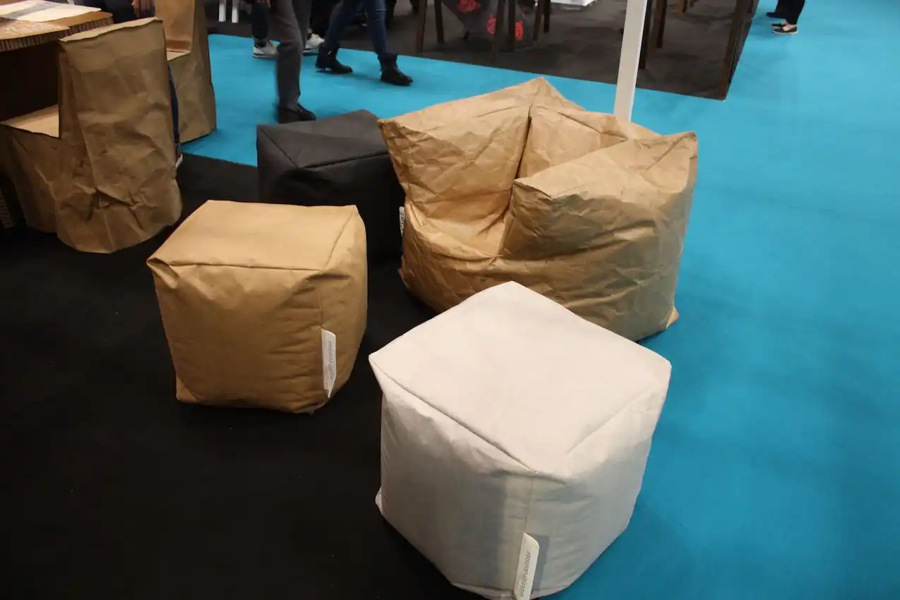 Essenialcubes and chair from paper