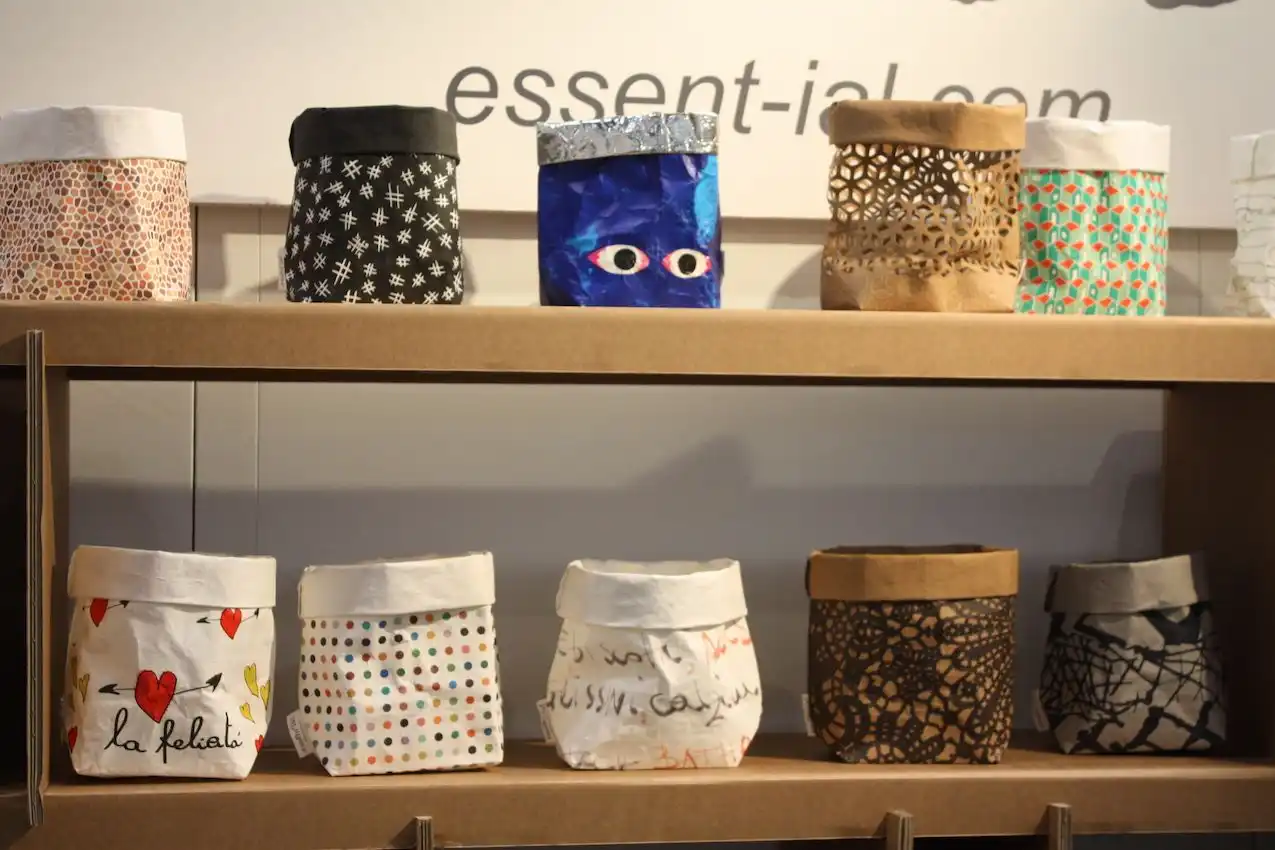 Essential containers from papers